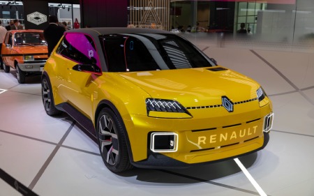 Renault 5 уже можно заказать: Городской электромобиль